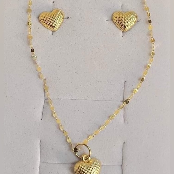 18karat Real Gold set (earrings and Nexklace ) 18\